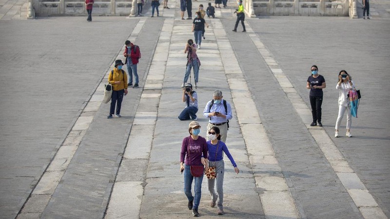 Wisatawan mengunjungi salah satu bangunan bagian dari situs bersejarah Kota Terlarang atau Forbidden City di Beijing. AP/Mark Schiefelbein