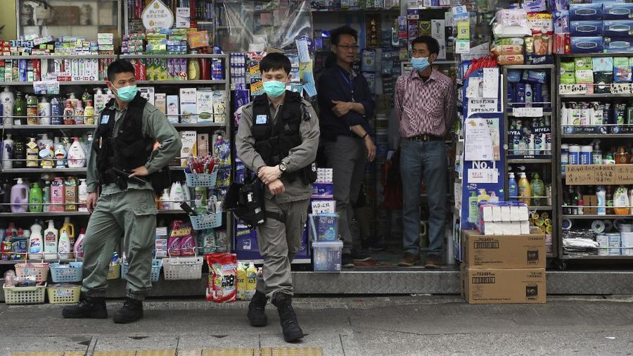 Polisi Hong Kong Berjaga di Pusat Keramain saat May Day. AP/Kin Cheung