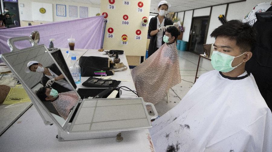 Sejumlah sukarelawan memberikan layanan potong rambut gratis kepada pekerja medis di Rumah Sakit Umum Bangkok di Bangkok. AP/Sakchai Lalit