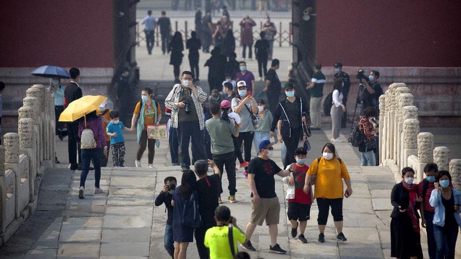 Wisatawan mengunjungi salah satu bangunan bagian dari situs bersejarah Kota Terlarang atau Forbidden City di Beijing. AP/Mark Schiefelbein