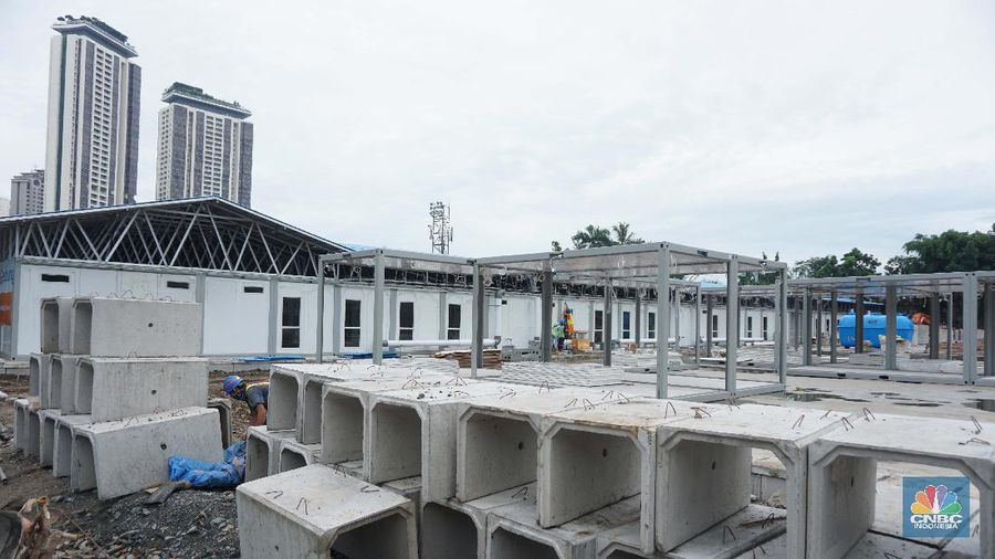 Pertamina Sulap Lapangan Bola Simprug Jadi RS Darurat Corona. (CNBC Indonesia/Tri Susilo)
