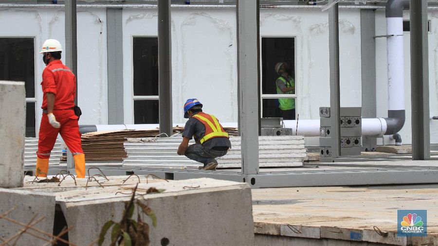 Pertamina Sulap Lapangan Bola Simprug Jadi RS Darurat Corona. (CNBC Indonesia/Tri Susilo)