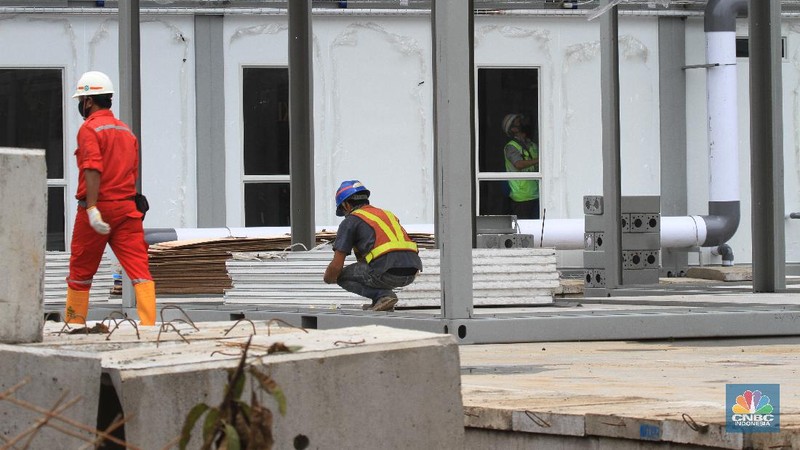 Pertamina Sulap Lapangan Bola Simprug Jadi RS Darurat Corona. (CNBC Indonesia/Tri Susilo)