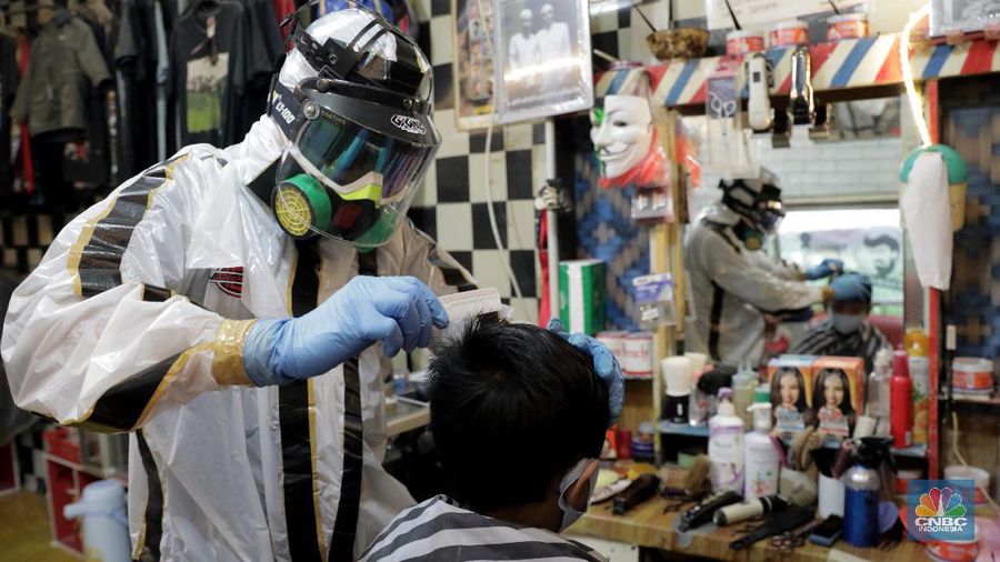 Tukang Cukur dengan APD Lengkap demi memotong penularan virus Covid-19 (CNBC Indonesia/Muhammad Sabki)