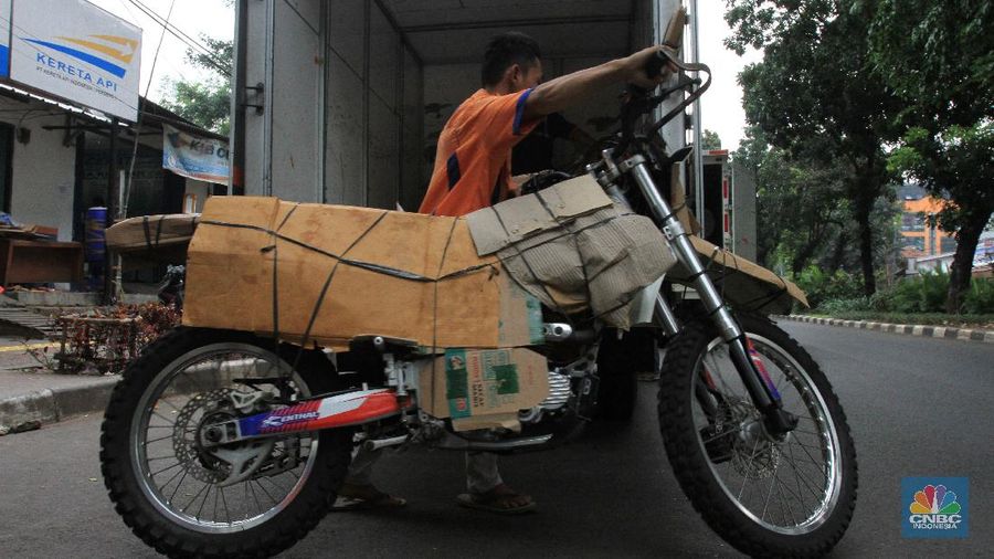 Jasa pengiriman sepeda motor melalui kereta api mengalami penurunan drastis imbas Covid-19. CNBC Indonesia/Tri Susilo