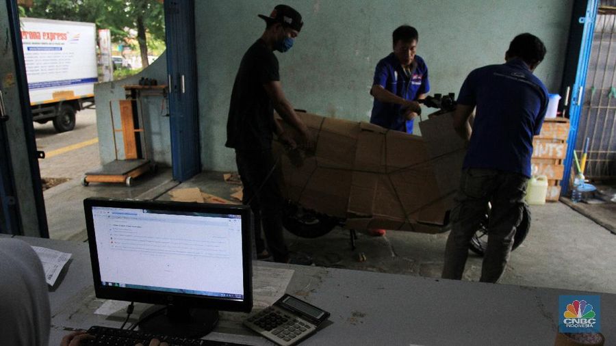 Jasa pengiriman sepeda motor melalui kereta api mengalami penurunan drastis imbas Covid-19. CNBC Indonesia/Tri Susilo
