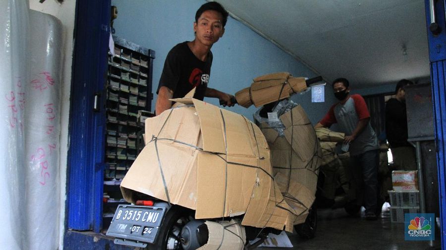 Jasa pengiriman sepeda motor melalui kereta api mengalami penurunan drastis imbas Covid-19. CNBC Indonesia/Tri Susilo