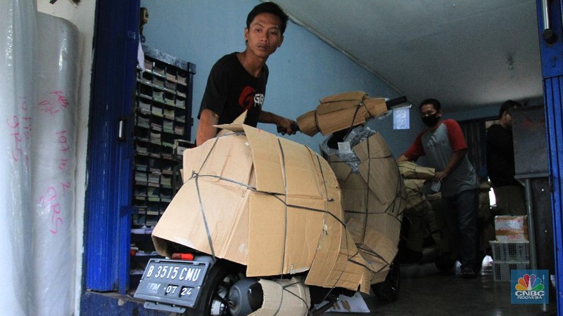 Jasa pengiriman sepeda motor melalui kereta api mengalami penurunan drastis imbas Covid-19. CNBC Indonesia/Tri Susilo