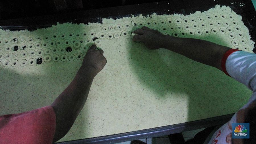 Ilustrasi Pembuatan Kue Kering. CNBC Indonesia/Tri Susilo