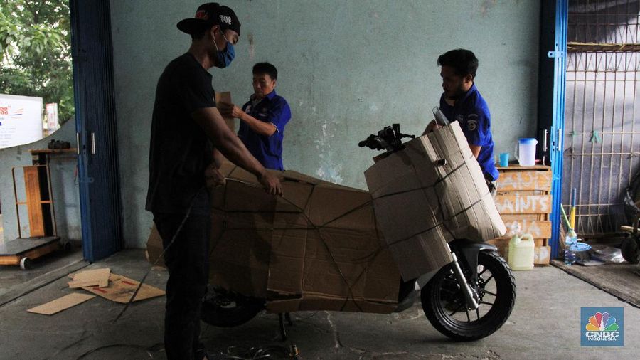 Jasa pengiriman sepeda motor melalui kereta api mengalami penurunan drastis imbas Covid-19. CNBC Indonesia/Tri Susilo