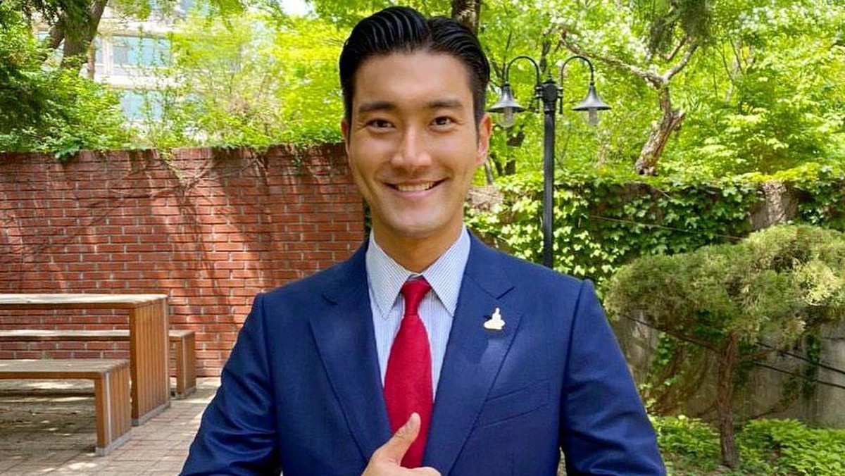 Aksi Choi Siwon Setop Turis Merokok Depan Istana Gyeongbok