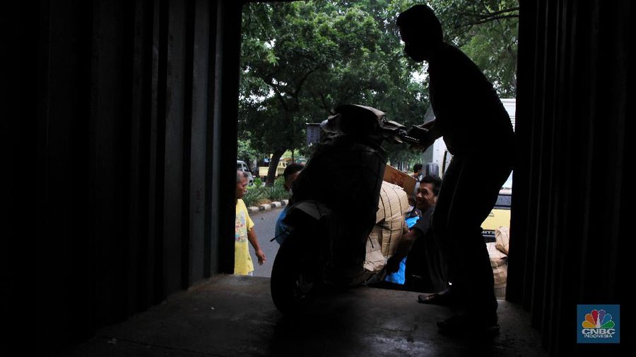 Jasa pengiriman sepeda motor melalui kereta api mengalami penurunan drastis imbas Covid-19. CNBC Indonesia/Tri Susilo