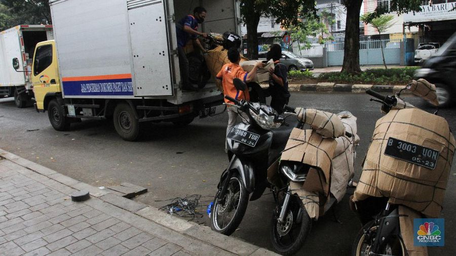 Jasa pengiriman sepeda motor melalui kereta api mengalami penurunan drastis imbas Covid-19. CNBC Indonesia/Tri Susilo