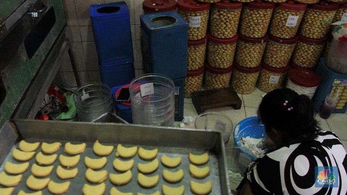 Ilustrasi Pembuatan Kue Kering. CNBC Indonesia/Tri Susilo