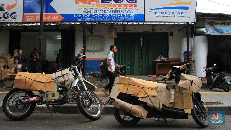 Jasa pengiriman sepeda motor melalui kereta api mengalami penurunan drastis imbas Covid-19. CNBC Indonesia/Tri Susilo