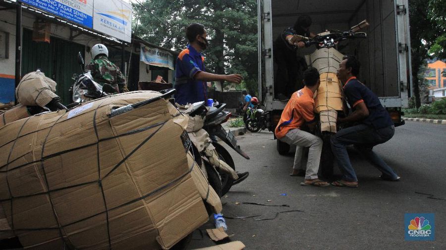 Jasa pengiriman sepeda motor melalui kereta api mengalami penurunan drastis imbas Covid-19. CNBC Indonesia/Tri Susilo