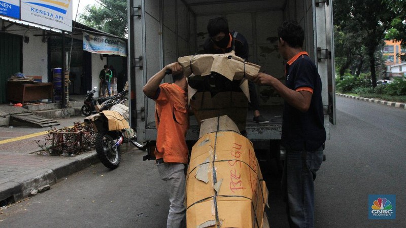 Jasa pengiriman sepeda motor melalui kereta api mengalami penurunan drastis imbas Covid-19. CNBC Indonesia/Tri Susilo