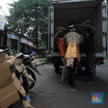 Corona & Larangan Mudik Bikin Bisnis Pengiriman Motor Anjlok