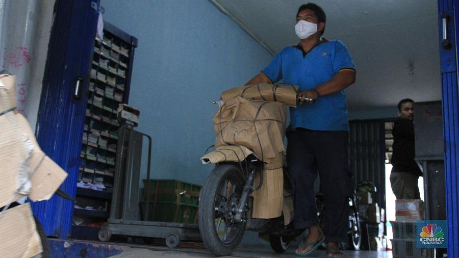 Jasa pengiriman sepeda motor melalui kereta api mengalami penurunan drastis imbas Covid-19. CNBC Indonesia/Tri Susilo