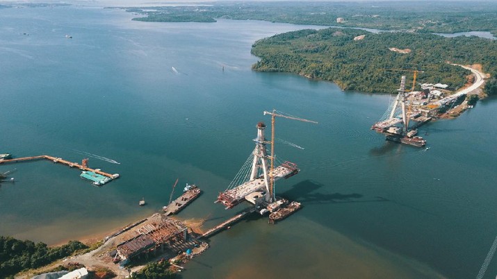 Jembatan Pulau Balang yang menghubungkan Balikpapan dengan Penajam Paser Utara melintasi Teluk Balikpapan. (Dok. Hutama Karya)