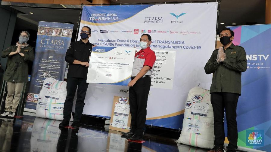 Dompet Amal TRANSMEDIA bersama CT ARSA Foundation Salurkan Donasi Tahap ke-4 untuk Penanganan Covid-19. (CNBC Indonesia/ Andrean Kristianto)