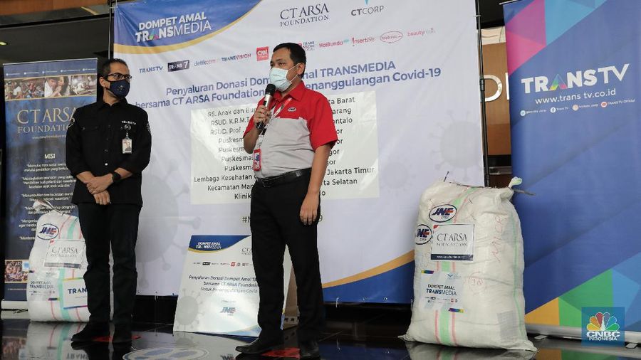 Dompet Amal TRANSMEDIA bersama CT ARSA Foundation Salurkan Donasi Tahap ke-4 untuk Penanganan Covid-19. (CNBC Indonesia/ Andrean Kristianto)