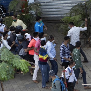 Lockdown Dilonggarkan, Polisi India Pukuli Warga Antre Miras