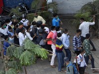 Lockdown Dilonggarkan, Polisi India Pukuli Warga Antre Miras