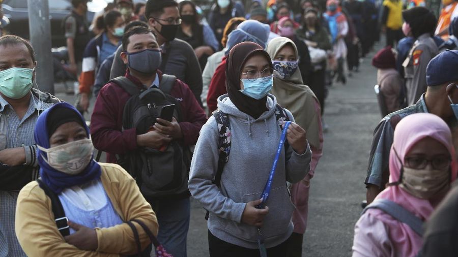 Penumpang KRL Bekasi Tes Swab Massal COVID -19