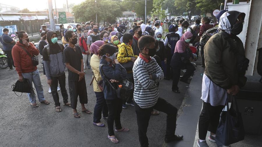 People line up to wait to receive a swab test for the new coronavirus at a train station in Bekasi on the outskirts of Jakarta, Indonesia, Tuesday, May 5, 2020. (AP Photo/Achmad Ibrahim)
