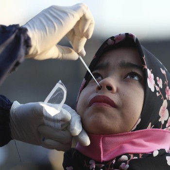 Ramai-ramai Penumpang Ikut Swab Test Corona di Stasiun Bekasi