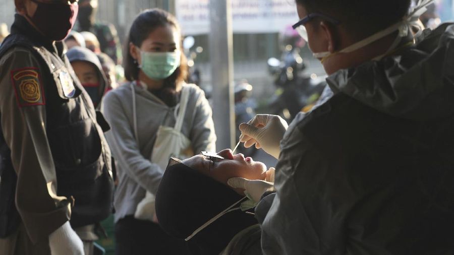 People line up to wait to receive a swab test for the new coronavirus at a train station in Bekasi on the outskirts of Jakarta, Indonesia, Tuesday, May 5, 2020. (AP Photo/Achmad Ibrahim)