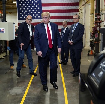 Saat Trump Langgar Aturan WHO di Pabrik Masker AS