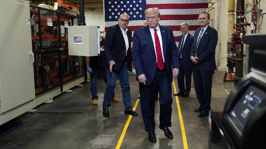 Trump tidak memakai masker saat berkunjung di pabrik Honeywell. AP/Evan Vucci