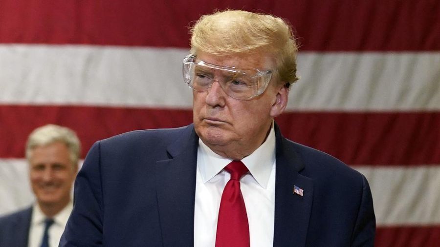 Trump tidak memakai masker saat berkunjung di pabrik Honeywell. AP/Evan Vucci