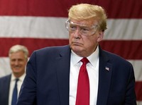 Trump Diam-diam Telepon Bos Facebook, Ada Apa?