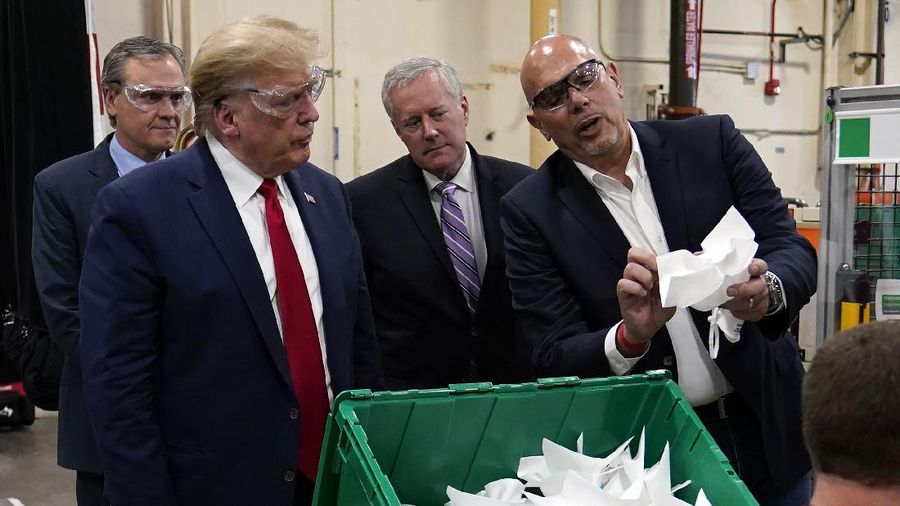 Trump tidak memakai masker saat berkunjung di pabrik Honeywell. AP/Evan Vucci