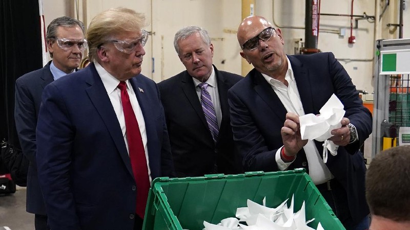 Trump tidak memakai masker saat berkunjung di pabrik Honeywell. AP/Evan Vucci