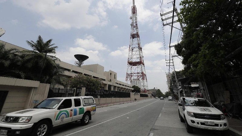 A man wearing a mask passes by the headquarters of broadcast network ABS-CBN Corp. on Wednesday May 6, 2020 in Manila, Philippines. Philippine church and business leaders expressed alarm Wednesday over a government agency’s shutdown of the country’s largest TV and radio network, which has been a major provider of news on the coronavirus pandemic. (AP Photo/Aaron Favila)