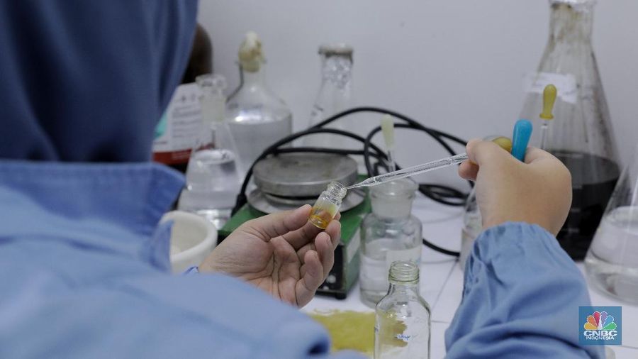 Peneliti melakukan pemisahan hasil ekstraksi tanaman herbal di di Lab Cara Pembuatan Obat Tradisonal Baik (CPOTB) Pusat Penelitian Kimia LIPI, Puspitek, Tangerang Selatan,Rabu (6/5/2020). Saat ini laboratorium Cara Pembuatan Obat Tradisonal Baik (CPOTB) sedang menguji beberapa tanaman herbal yaitu ekstrak Cassia Alata (daun ketepeng badak) dan Dendrophtoe Sp (daun benalu) untuk dijadikan obat penyembuhan sekaligus penghambatan covid-19. (CNBC Indonesia/ Andrean Kristianto)