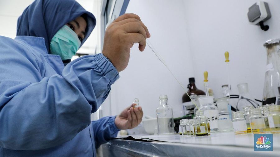 Peneliti melakukan pemisahan hasil ekstraksi tanaman herbal di di Lab Cara Pembuatan Obat Tradisonal Baik (CPOTB) Pusat Penelitian Kimia LIPI, Puspitek, Tangerang Selatan,Rabu (6/5/2020). Saat ini laboratorium Cara Pembuatan Obat Tradisonal Baik (CPOTB) sedang menguji beberapa tanaman herbal yaitu ekstrak Cassia Alata (daun ketepeng badak) dan Dendrophtoe Sp (daun benalu) untuk dijadikan obat penyembuhan sekaligus penghambatan covid-19. (CNBC Indonesia/ Andrean Kristianto)