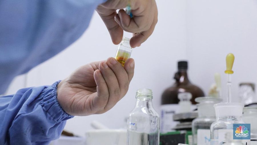 Peneliti melakukan pemisahan hasil ekstraksi tanaman herbal di di Lab Cara Pembuatan Obat Tradisonal Baik (CPOTB) Pusat Penelitian Kimia LIPI, Puspitek, Tangerang Selatan,Rabu (6/5/2020). Saat ini laboratorium Cara Pembuatan Obat Tradisonal Baik (CPOTB) sedang menguji beberapa tanaman herbal yaitu ekstrak Cassia Alata (daun ketepeng badak) dan Dendrophtoe Sp (daun benalu) untuk dijadikan obat penyembuhan sekaligus penghambatan covid-19. (CNBC Indonesia/ Andrean Kristianto)