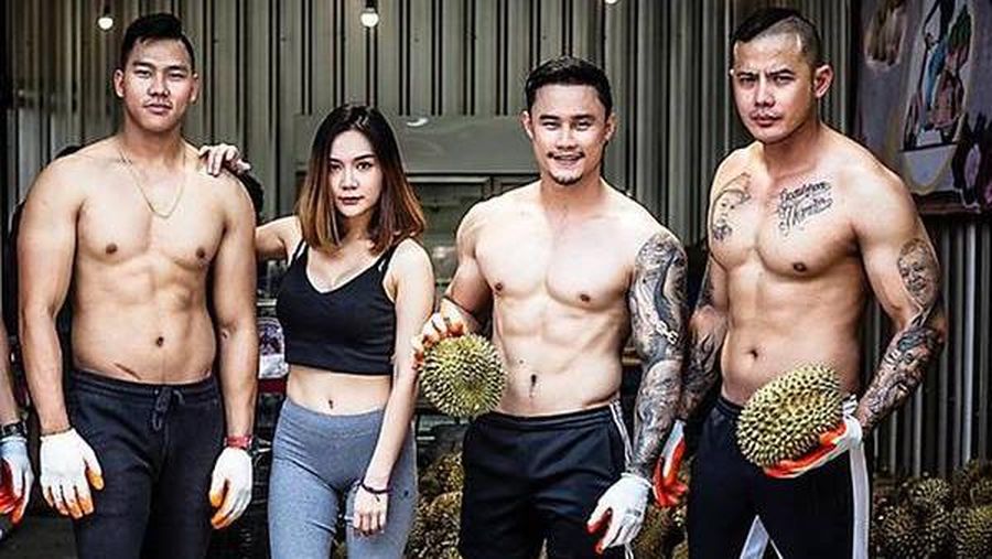 Kios durian Thailand diawaki oleh pemilik gym yang tidak bekerja saat ruang kebugaran tutup. Photo: Facebook/Bsamfruit