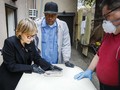 FOTO: Gotong Royong Warga Brooklyn Menguburkan Korban Corona