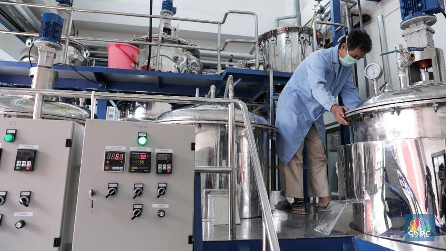 Uji Lab Kandidat Obat Herbal untuk Covid-19 (CNBC Indonesia/Andrean Kristianto)