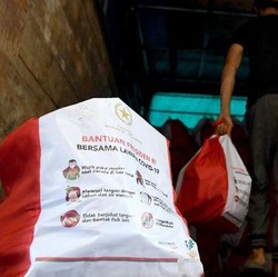 Tangisan Haru Warga Penerima Bansos Pemerintah
