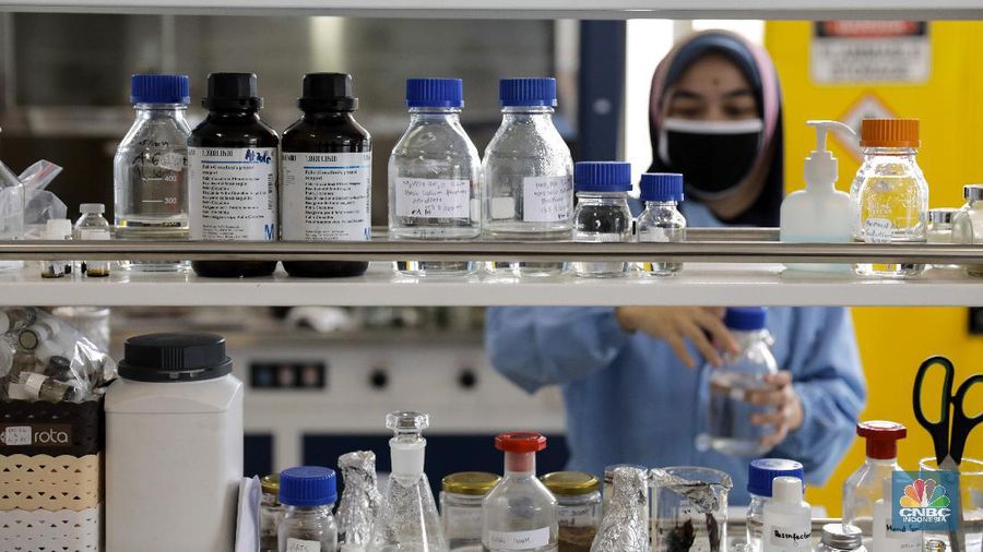 Uji Lab Tanaman Herbal untuk Covid-19 di Lab Cara Pembuatan Obat Tradisonal Baik (cpotb) Pusat Penelitian Kimia LIPI (CNBC Indonesia/ Andrean Kristianto)