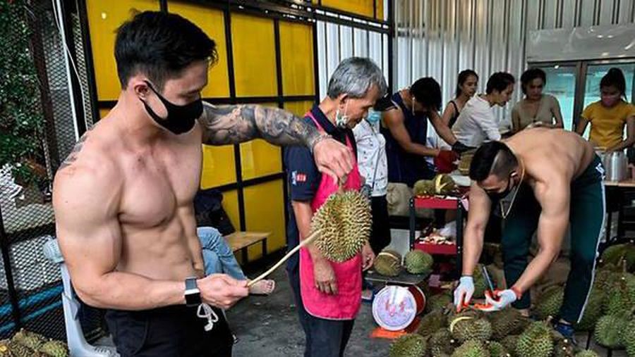 Kios durian Thailand diawaki oleh pemilik gym yang tidak bekerja saat ruang kebugaran tutup. Photo: Facebook/Bsamfruit