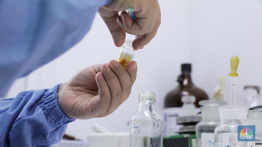 Uji Lab Kandidat Obat Herbal untuk Covid-19 (CNBC Indonesia/Andrean Kristianto)