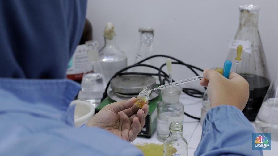 Uji Lab Kandidat Obat Herbal untuk Covid-19 (CNBC Indonesia/Andrean Kristianto)